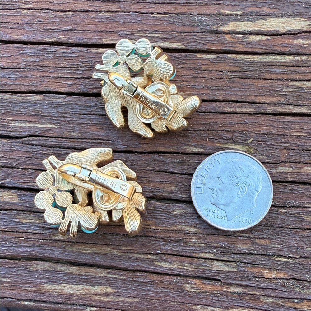 Vintage Crown Trifari Gold Tone, Turquoise Rhinestone Leaf Clip On Earrings - Picture 3 of 3